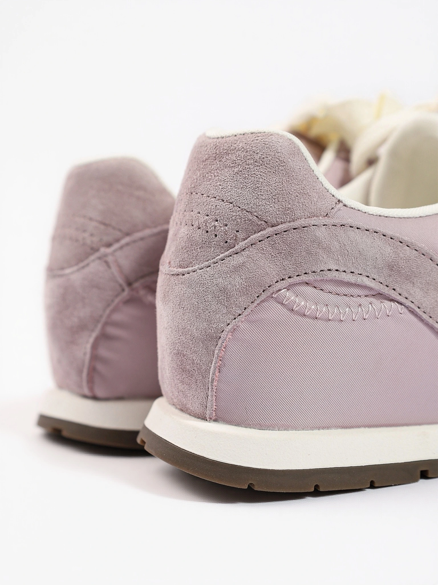 Кроссовки комбинированные сиреневого цвета на низкой подошве